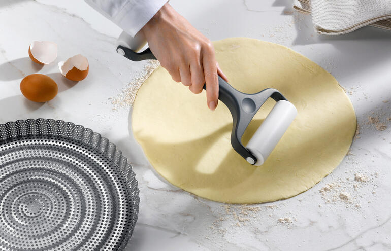 Wahlweise flächiges Ausrollen mit der 10,5 cm breiten Walze ...
