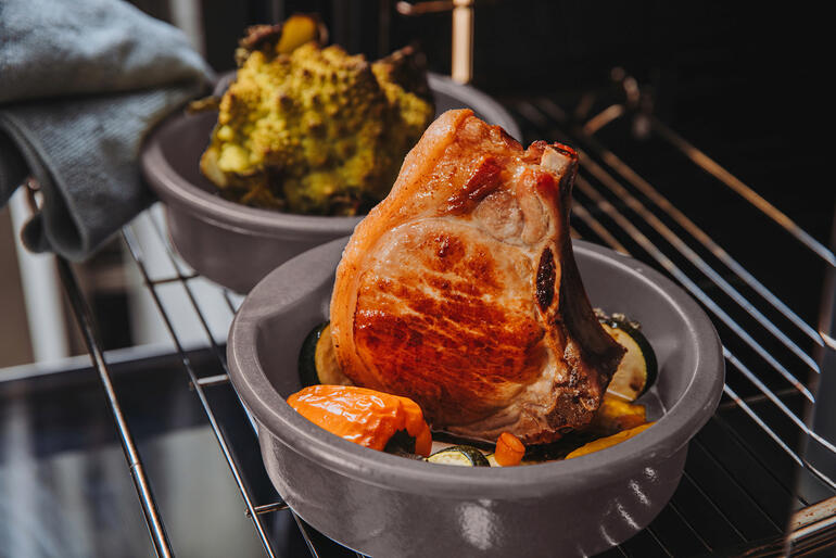 Keltentopf mit gebratenem Fleisch und Gemüse im Ofen.