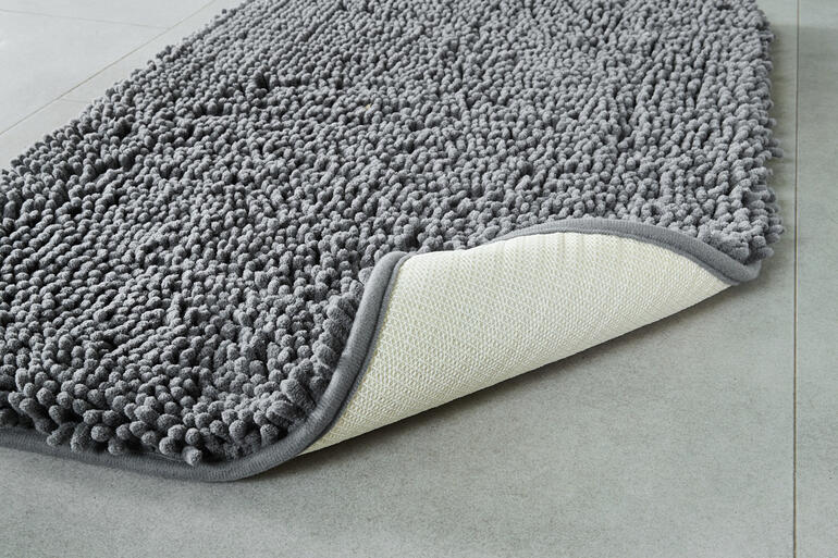 Nässe und Schmutz sammeln sich im 2,5 cm hohen Flor der rutschfest beschichteten Matte. Detailaufnahme der Struktur der Haustier-Schmutzmatte.