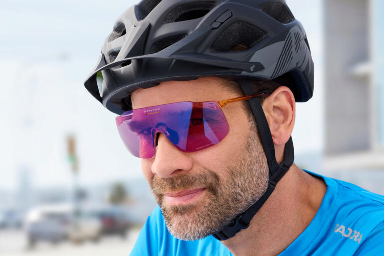 Mann in Sportbekleidung trägt eine Sonnenbrille.