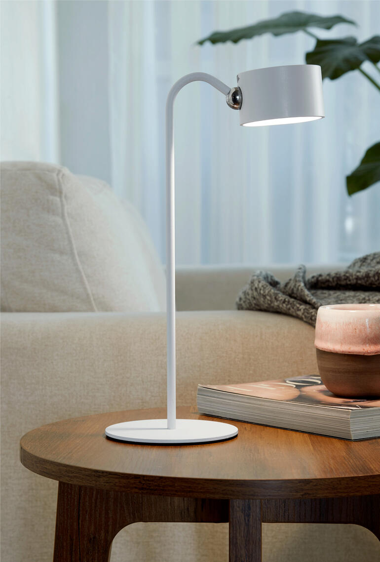 Moderne LED-Akku-Leuchte auf einem Tisch, ideal für die Beleuchtung im Wohnbereich.