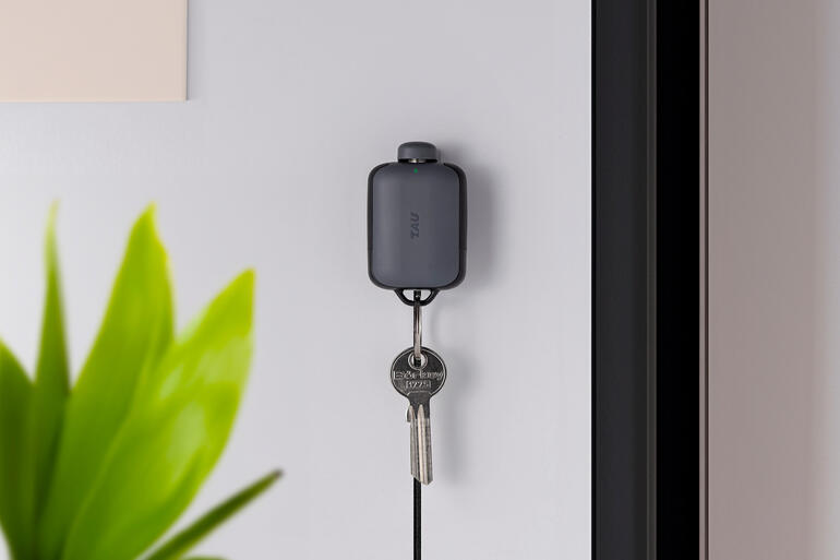 3-in-1 Mini-Powerbank 2.0 an einer Wand mit einem Schlüssel aufgehängt.