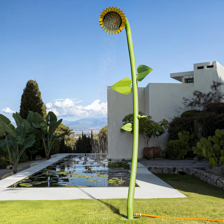 Gartendusche im Sonnenblumen-Design vor modernem Hintergrund.