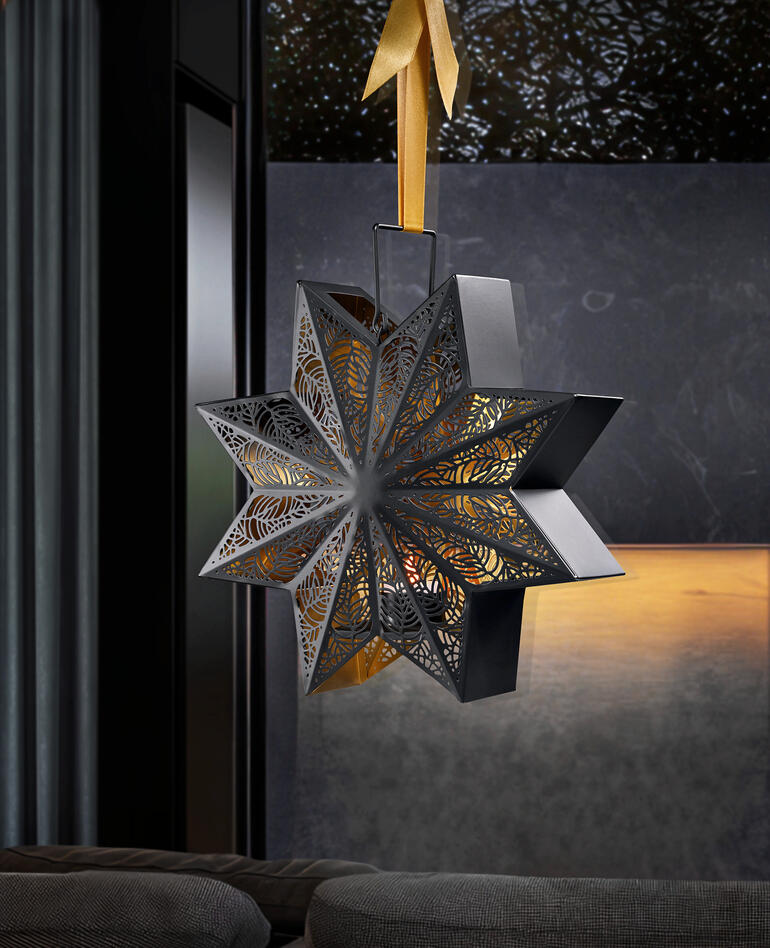 Hängendes Windlicht in Sternform, 27 cm groß, mit feinen Mustern.