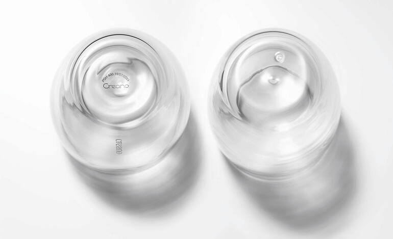 Mundgeblasen und hermetisch dicht – ohne sonst übliche Blasöffnung am Boden. Zwei klare Premium-Thermogläser mit markanten Rundungen, sichtbar auf einem weißen Hintergrund.