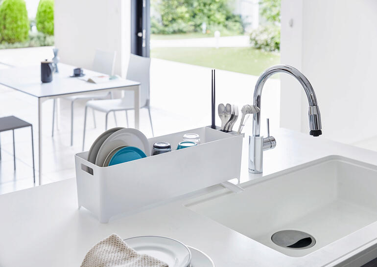 Ultraschmaler Abtropfkorb auf einer modernen Küche mit Geschirr.
