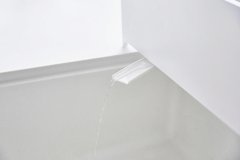 Weiß Nahaufnahme des Abtropfkorbs mit Wasserabfluss.