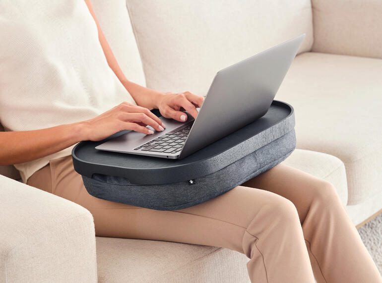Rutschfestes Laptop-Kissen mit Tablett, wird auf dem Schoß gehalten.