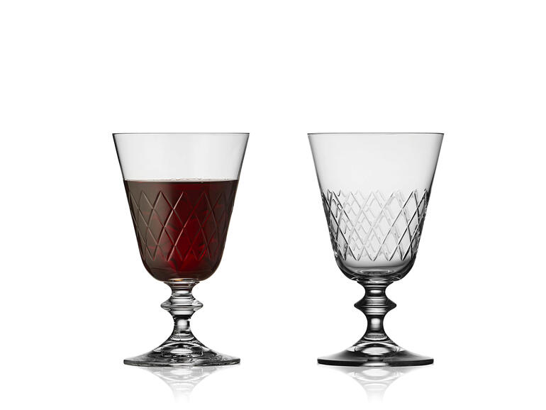 Zwei Lyngby Eaton-Kristallgläser mit rotem Getränk und klarem Wasser.