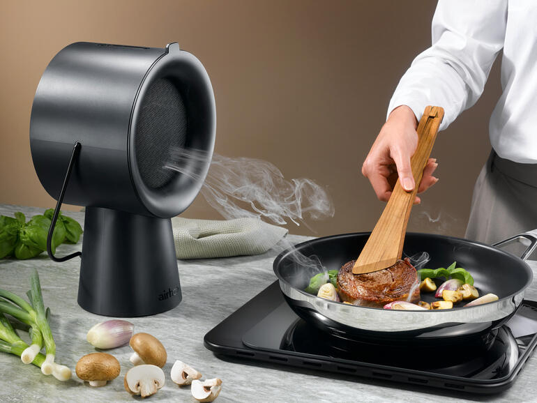 Airhood 2.0 in Schwarz, Kochprozess mit Rindfleisch in der Pfanne und Dampfentwicklung.
