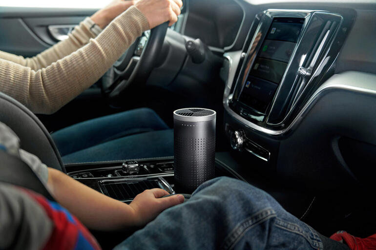 Mobiler 2-in-1 Luftreiniger im Auto zwischen Fahrersitz und Kindersitz