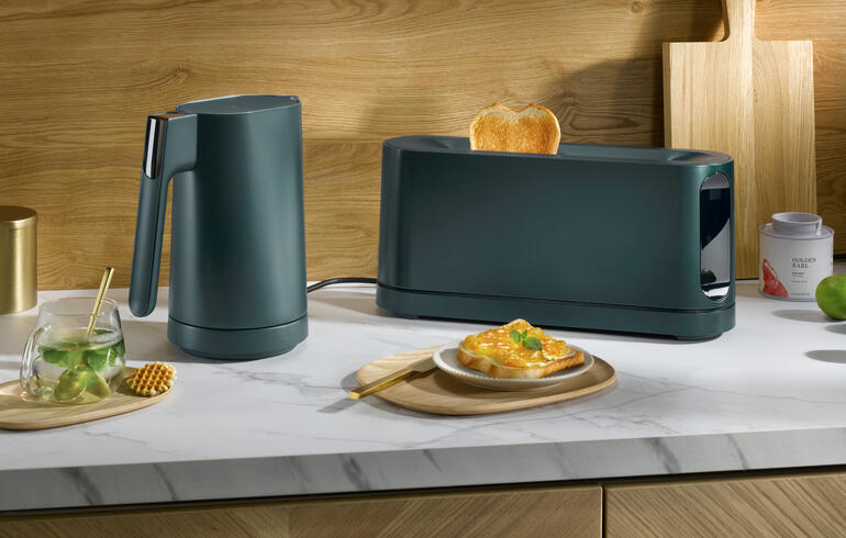 Jacob Jensen Toaster und Wasserkocher auf einer Küchenarbeitsplatte.