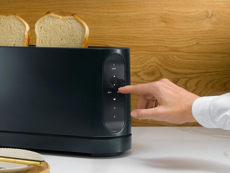 Nahaufnahme des Jacob Jensen Toasters mit den Brotscheiben.