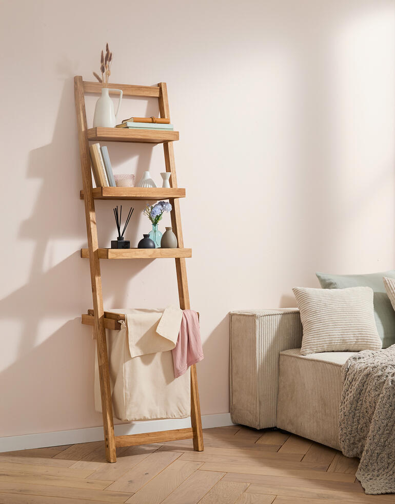 Bad-Anlehnregal in einem hellen Raum mit Dekoration.