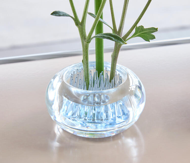 Detailansicht einer Mini-Steckvase mit Blumen befestigt.