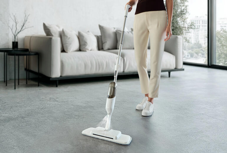 3-in-1 Spray-Mopp wird von Frau genutzt, der Boden ist leer