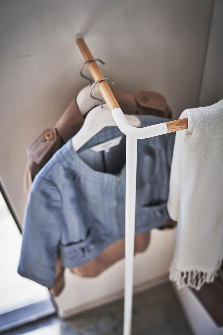 Detailansicht einer Garderobe mit Jacke und Schal