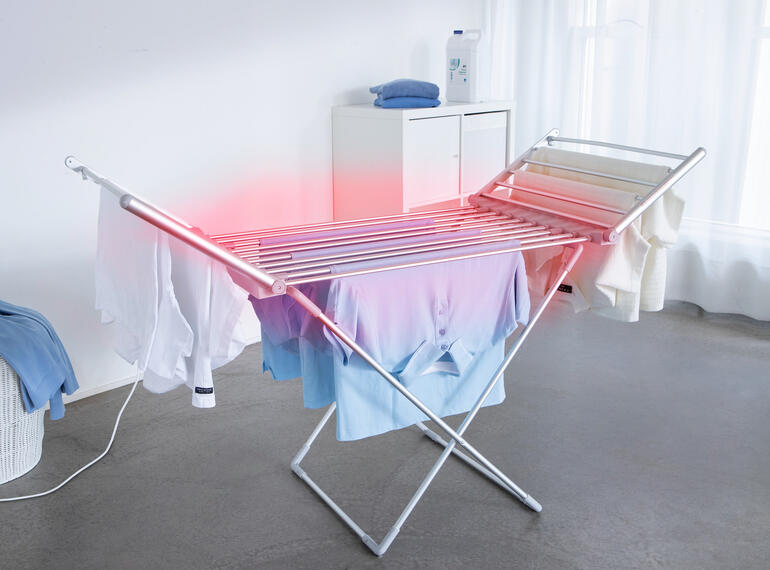 Elektrischer Wäscheständer XXL mit Wäsche zum Trocknen in einem hellen Raum