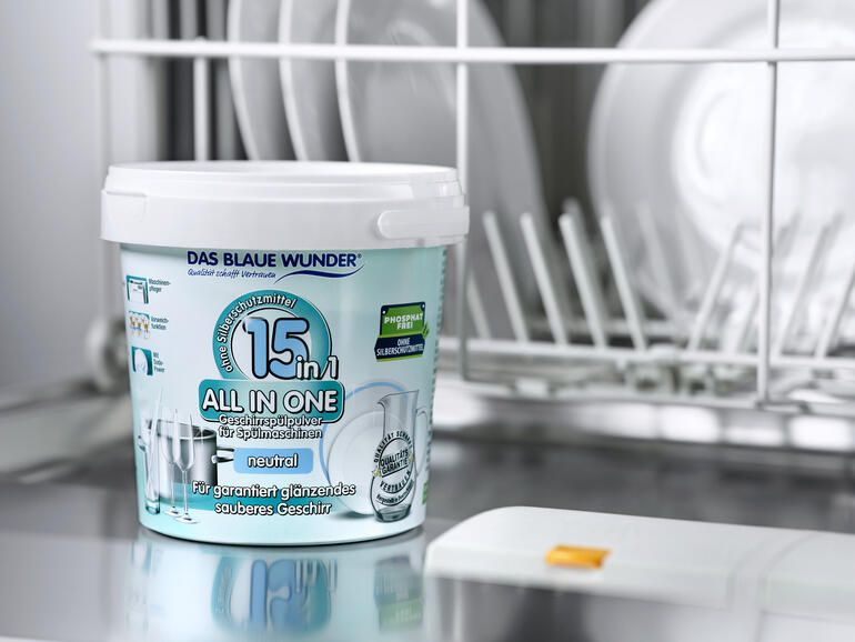 15 in 1 Geschirrspülpulver in einer offenen Spülmaschine