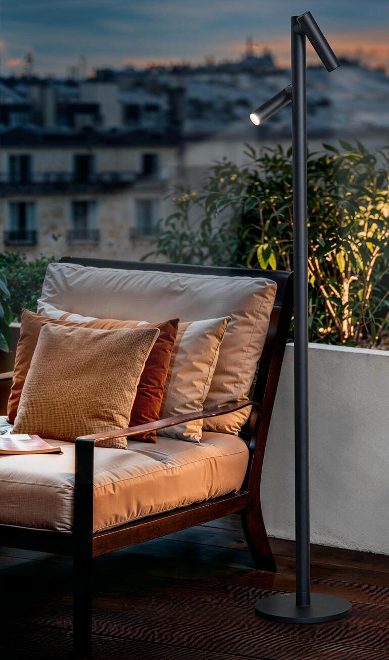 Stehleuchte im Freien auf einer Terrasse mit entspannender Atmosphäre.