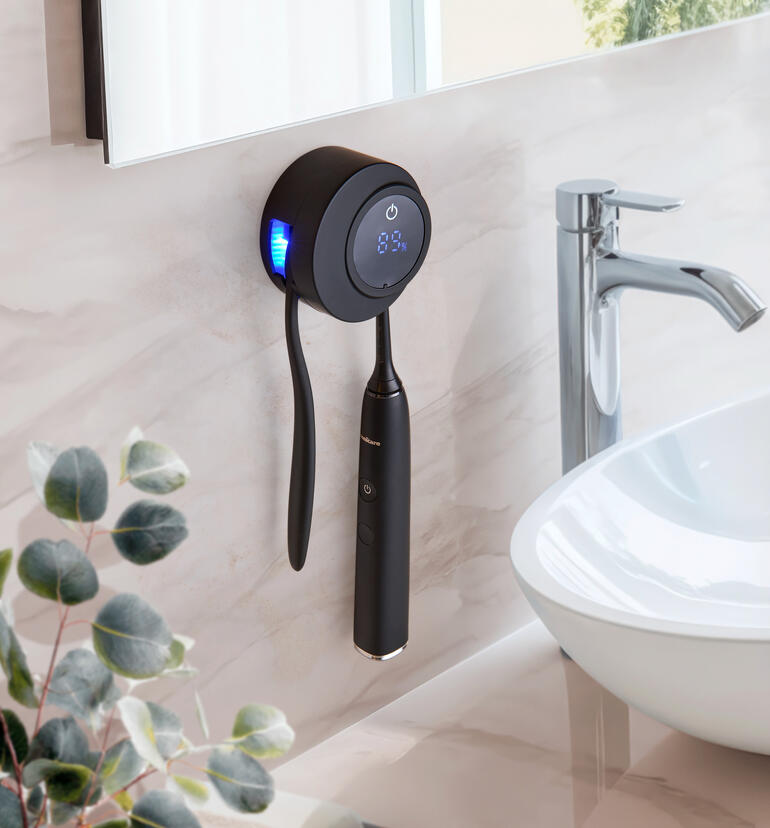 UV-Zahnbürsten Desinfektionsstation an der Wand mit schwarzem Design und LED-Anzeige.