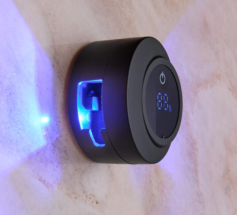 UV-Zahnbürsten Desinfektionsstation in naher Ansicht mit aktivierter blauer LED.