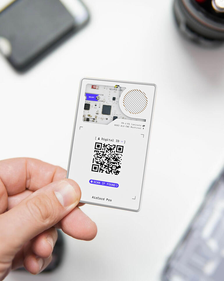 Hand hält AirCard Pro mit QR-Code