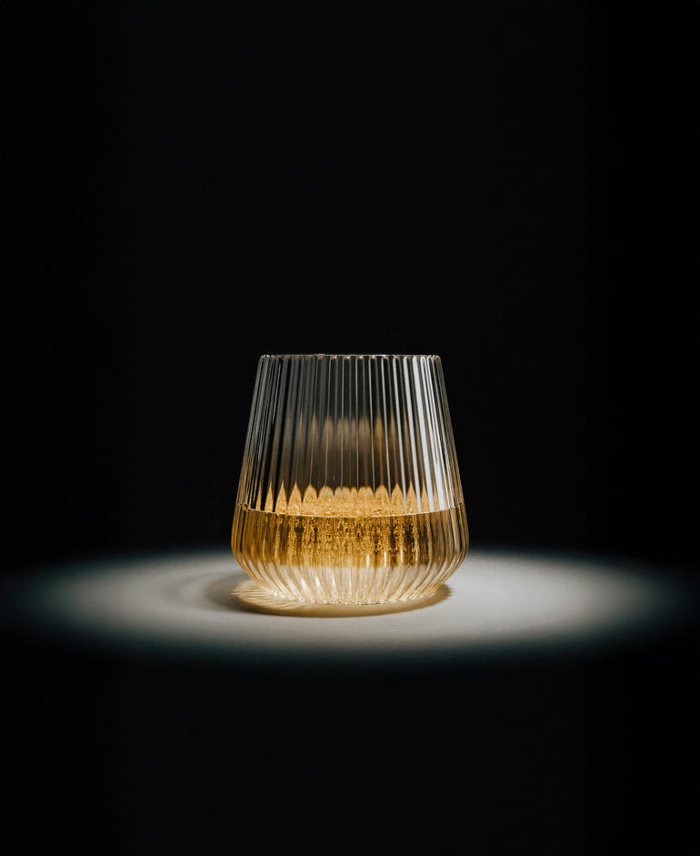 Bruchsicheres Design-Glas in elegantem Design auf beleuchtetem Hintergrund