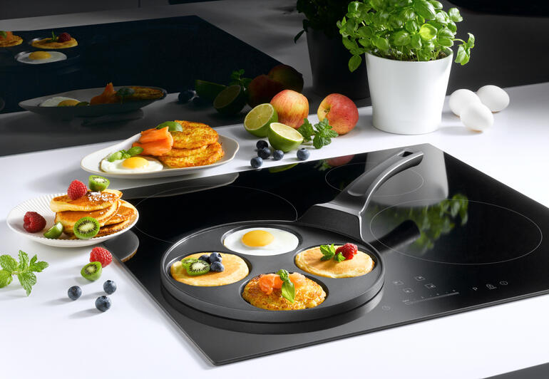 Pancake Muldenpfanne mit verschiedenen Pancakes und Eiern