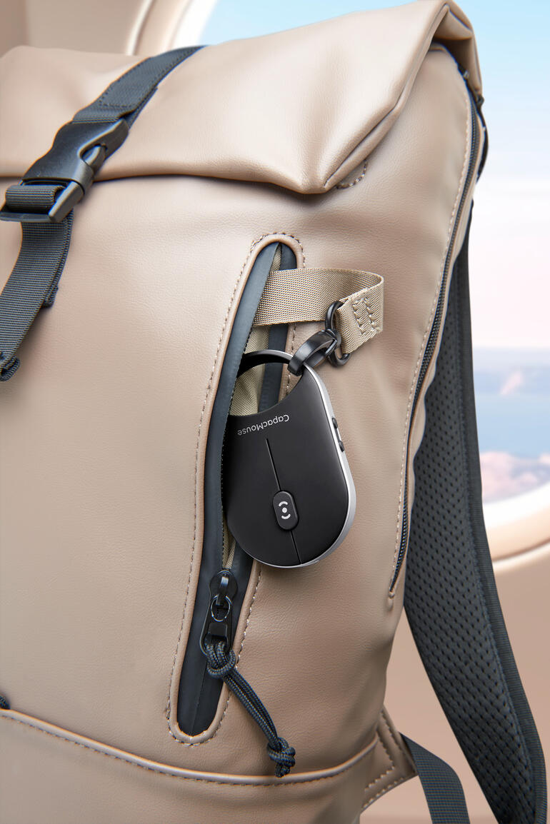 Mobile Mini-Maus steckt in einer Tasche eines Rucksacks.