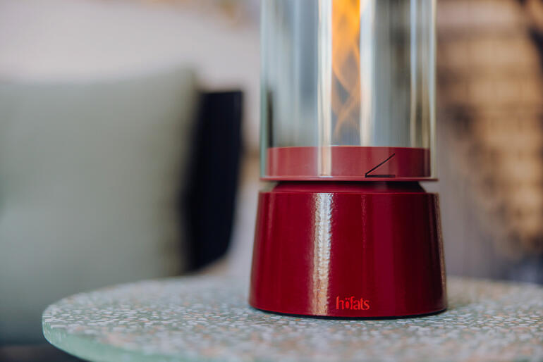 Naheinstellung der roten Basis einer Flammenlampe auf einem Tisch.