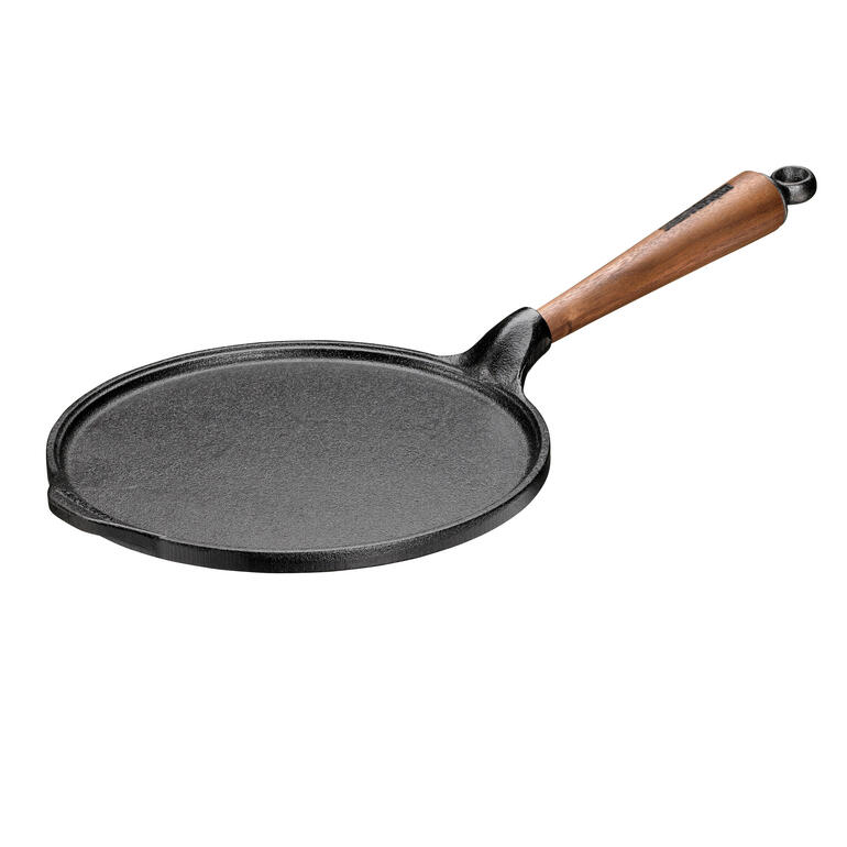 Flache Gusseisen-Pfanne, 24 cm Durchmesser, auf weißem Hintergrund.