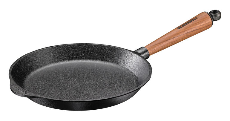Leere Gusseisenpfanne mit Holzgriff auf weißem Hintergrund