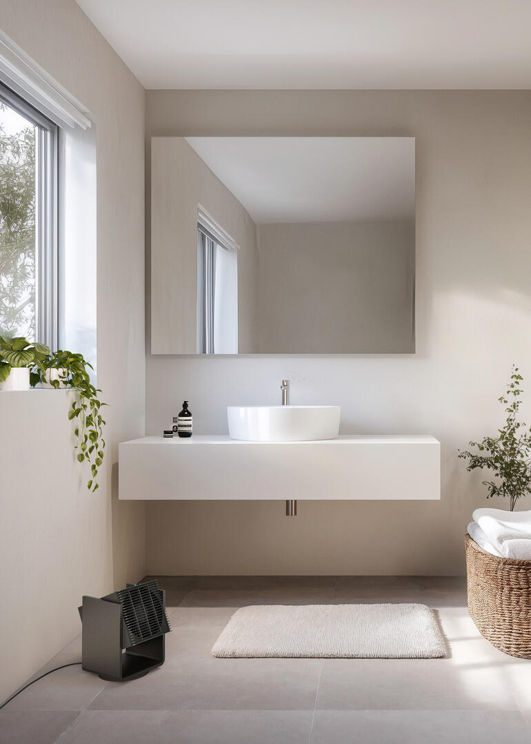 ALEX 2-in-1 Heizgerät und Ventilator im Badezimmer mit Waschtisch.