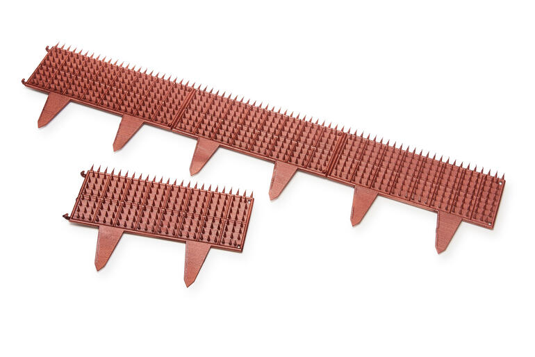 Drei Teile von Schneckenschutz Zäunen in Braun.