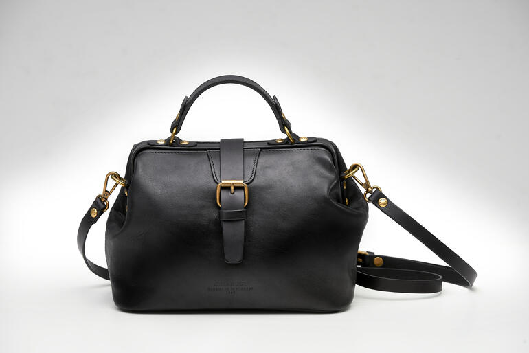 Schwarze Doctor-Bag für Damen mit strukturiertem Leder auf weißem Hintergrund.