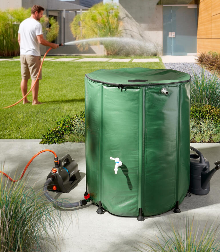 Faltbares Regenfass mit 500 Litern in einem Garten zur Wasseraufbewahrung.