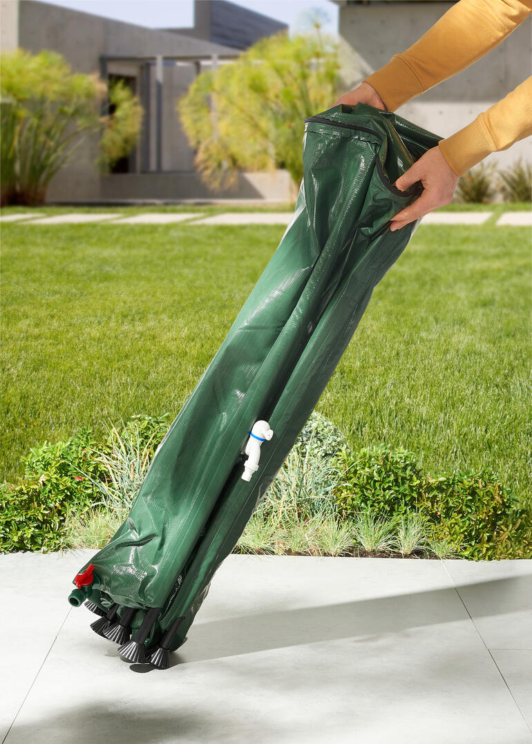 Benutzer hält das faltbare Regenfass in der Hand.