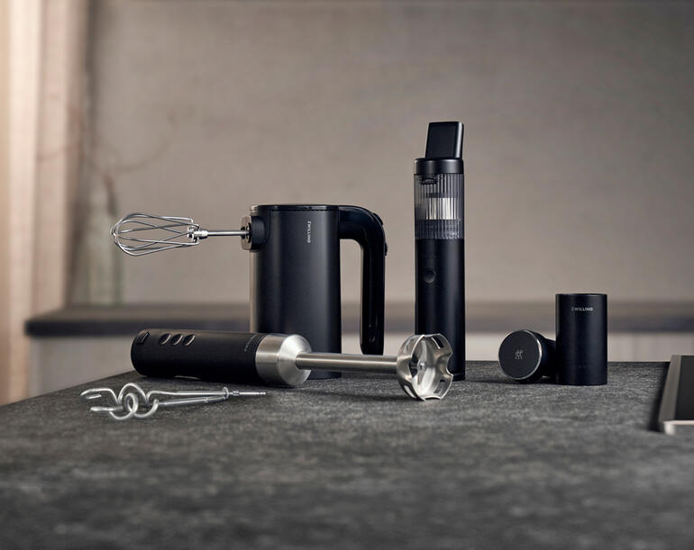 Kabelloser Krümelsauger, inklusive Zubehör, auf einer modernen Küchenarbeitsplatte