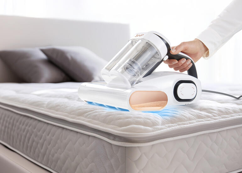 UV-C Hygiene-Sauger wird auf einer Matratze verwendet