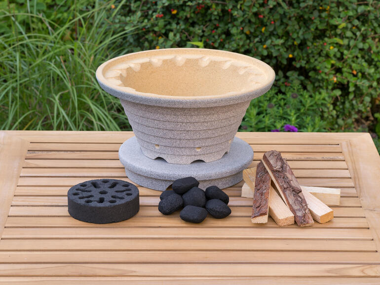 Brauchfeuer mit Zubehör auf einem Holztablett.