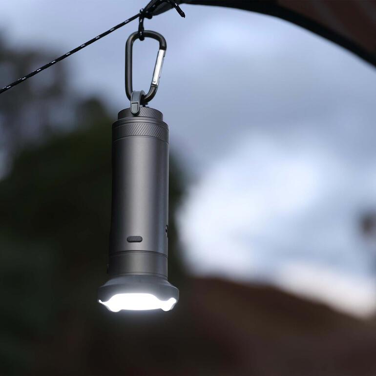 5-in-1 Outdoor-Kit mit einer Taschenlampe, die an einem Zelt hängt.