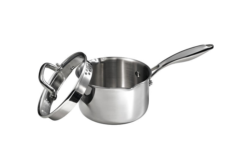 Stielkasserolle mit Siebdeckel, auf einem weißen Hintergrund.