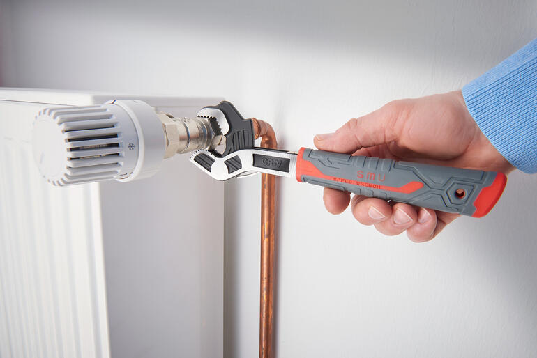 Schnellspann-Schlüssel wird beim Anziehen eines Heizkörperventils verwendet.
