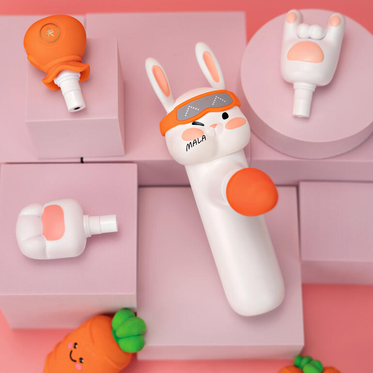 Bunny-Massagegerät auf rosa Hintergrund mit verschiedenen Aufsätzen.