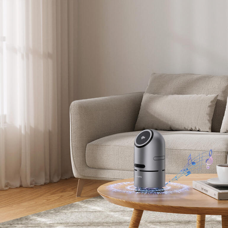 Ladegerät Qi2 in einem hellen Wohnzimmer auf einem Tisch.