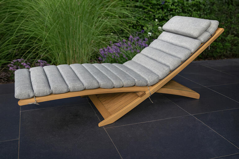 Premium-Holzsonnenliege aus hellem Holz mit grauer Auflage im Garten.