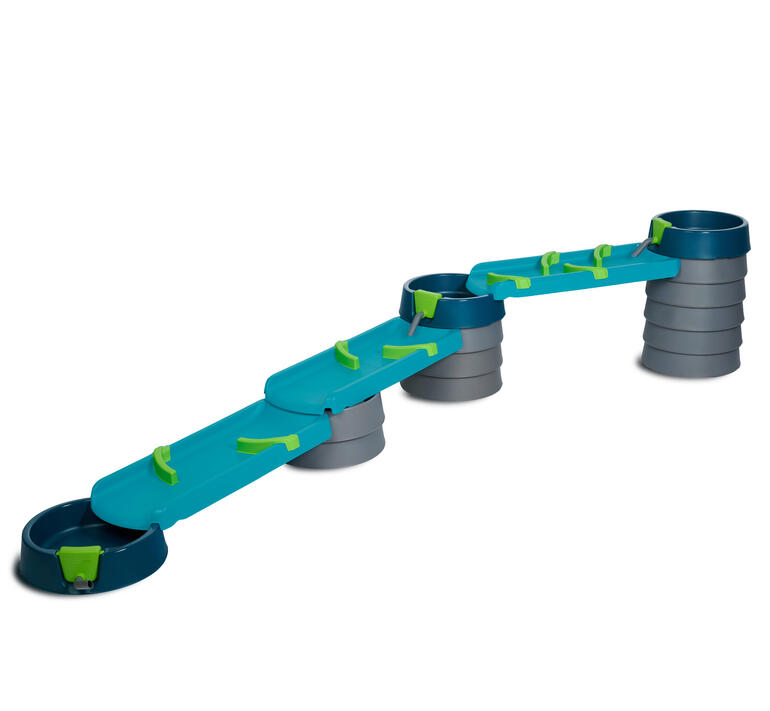 Modulare Wasser- und Matschbahn aus blauen und grünen Elementen.