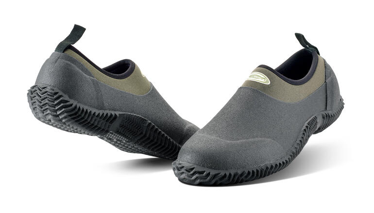 Zwei Airmesh Gartenschuhe in schwarz, von innen nach außen gerichtet.