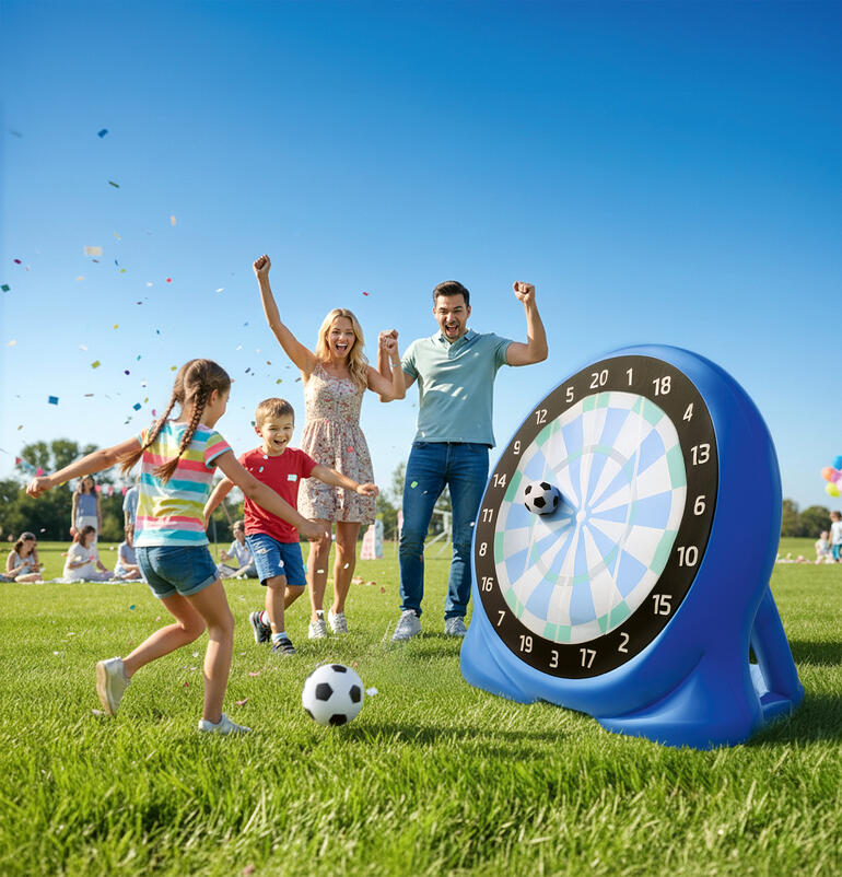 Familie spielt Fussball-Dart im Freien mit einer großen Zielscheibe.